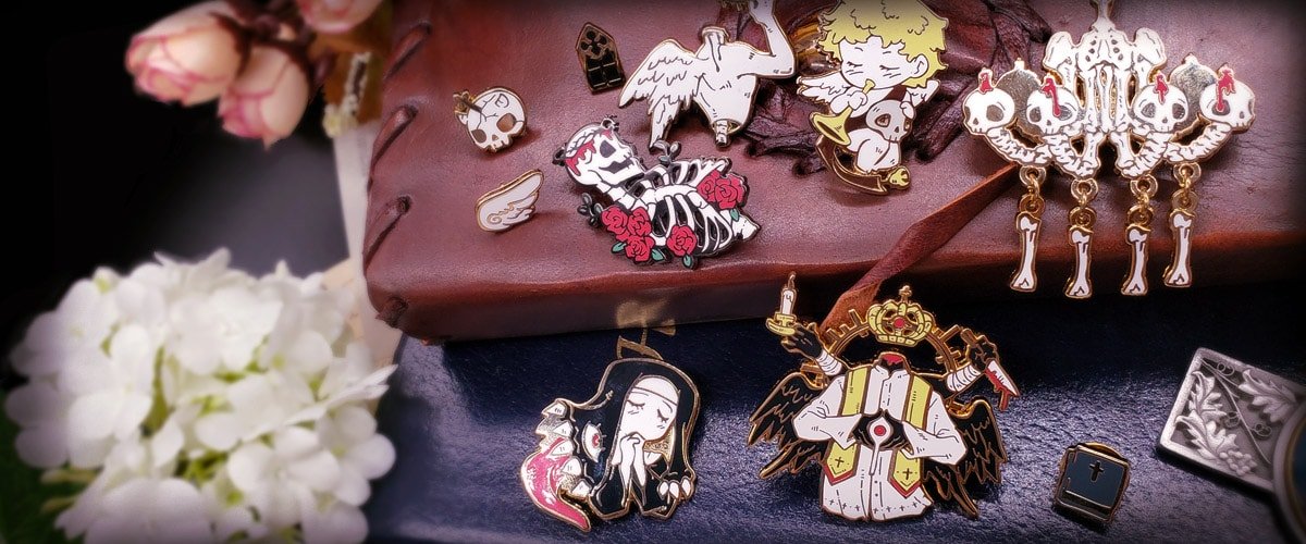 Gothic accessories and trinkets